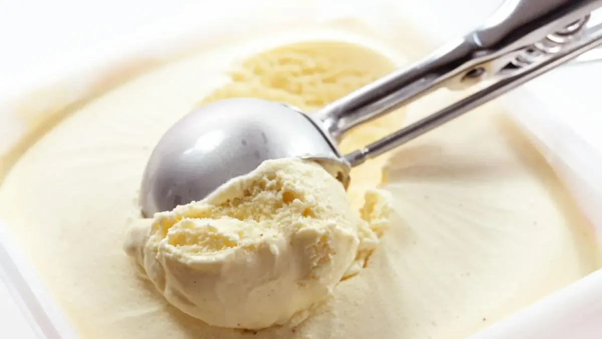 El popular creador de contenido prueba tres helados y comparte sus opiniones entusiastas.