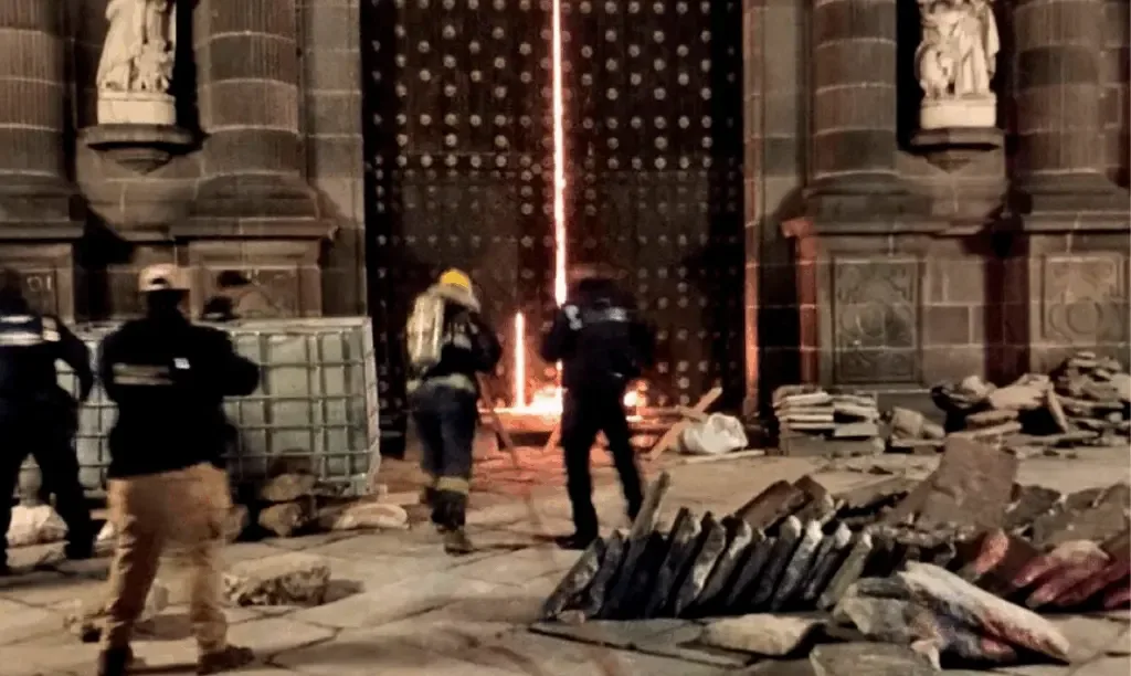 El portón de la Catedral de Puebla tras el control del incendio.