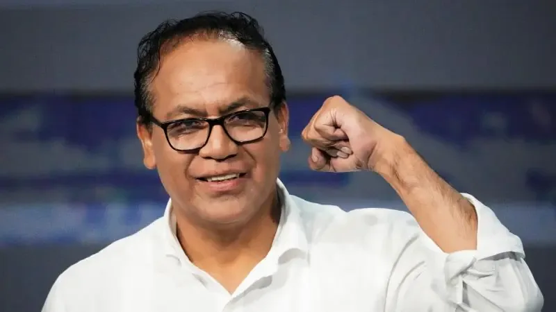 El postulante de Juntos por el Perú reivindica la figura de Pedro Castillo y promueve cambios estructurales.