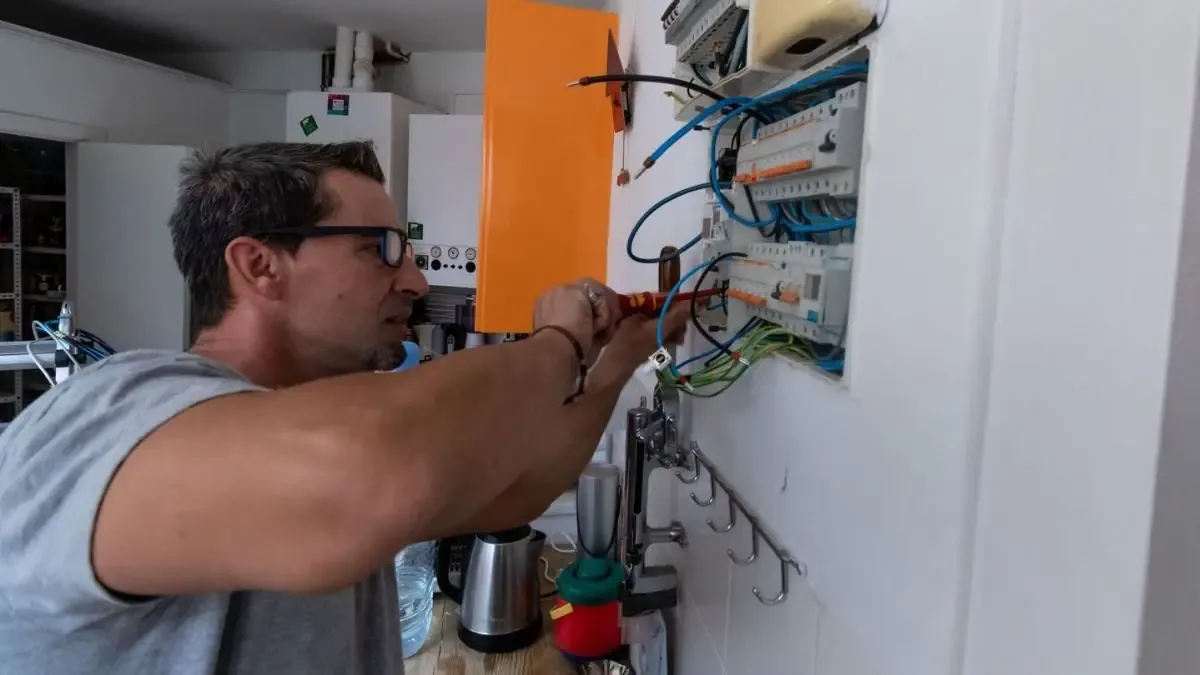 El precio de reformar la instalación eléctrica ha superado los 6.000 euros en el contexto actual.