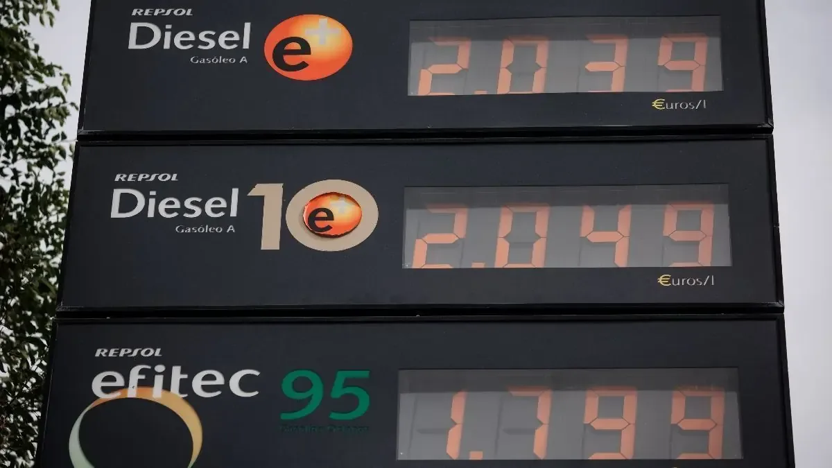 El precio del combustible se eleva por el cierre del estrecho de Ormuz, afectando a gasolineras españolas.