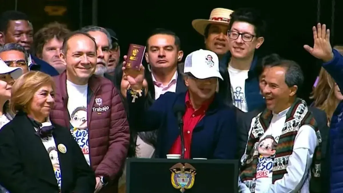 El presidente anunció el lanzamiento de un pasaporte que resalta la identidad nacional y asegura su calidad internacional.