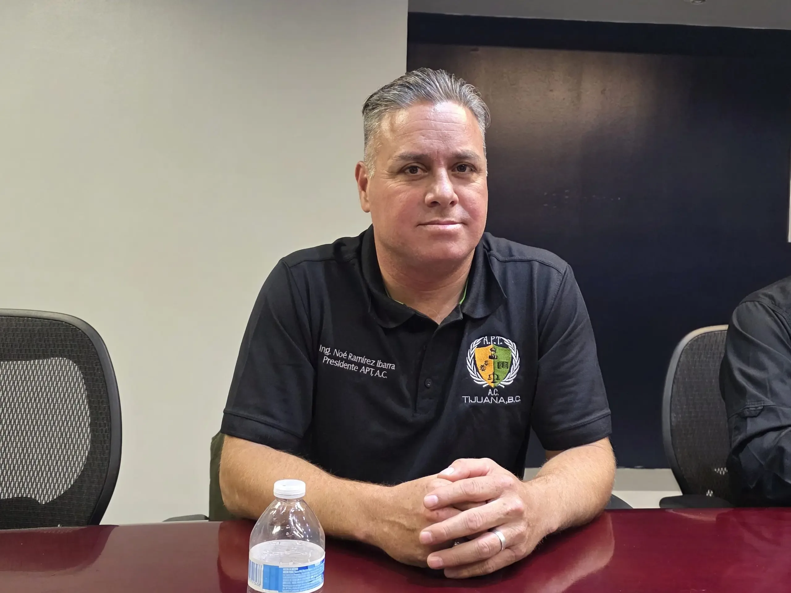 "El presidente de la Asociación de Policías de Tijuana, Noe Ramírez, anuncia el aumento salarial."