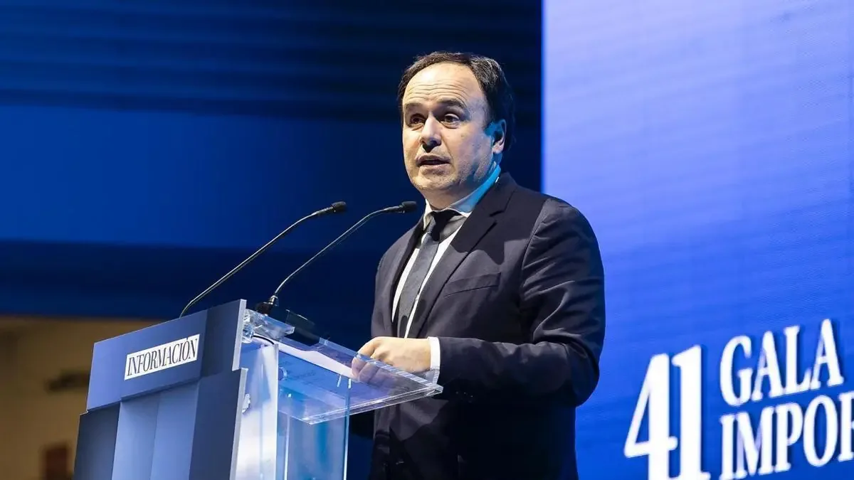 El presidente de la Generalitat resalta la importancia de las inversiones en Alicante y el talento local en la gala de "Importantes".