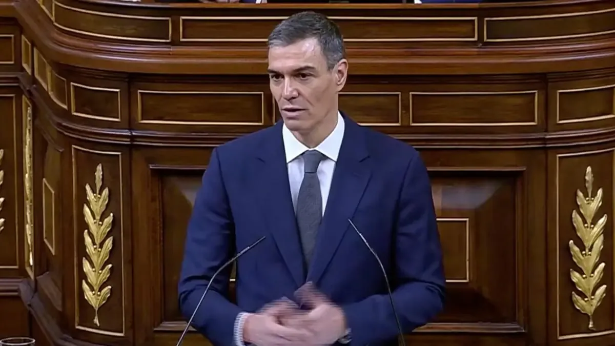 El Presidente del Gobierno responde a acusaciones sobre inacción en crisis y denuncia la propagación de bulos mediáticos.