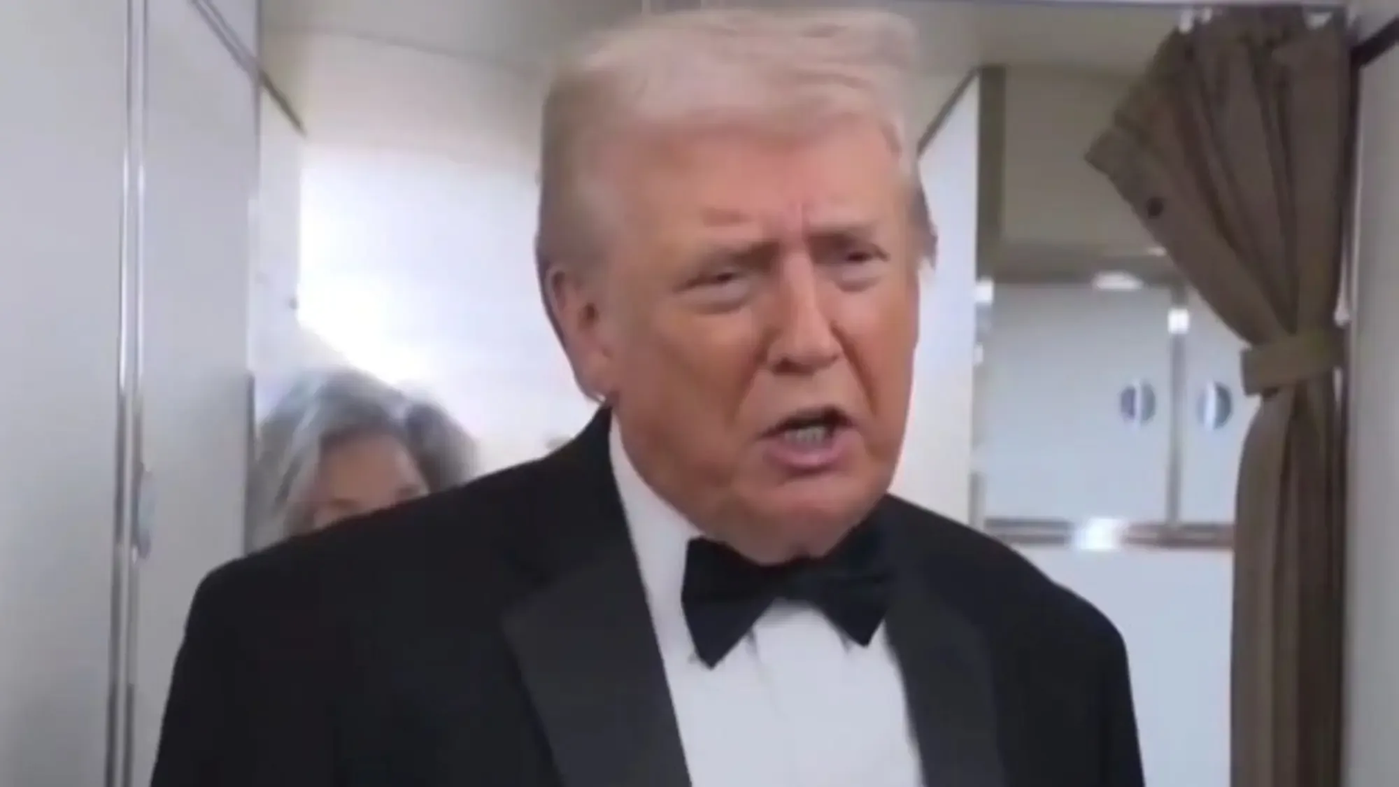 "El presidente Donald Trump discute política energética desde Air Force One."