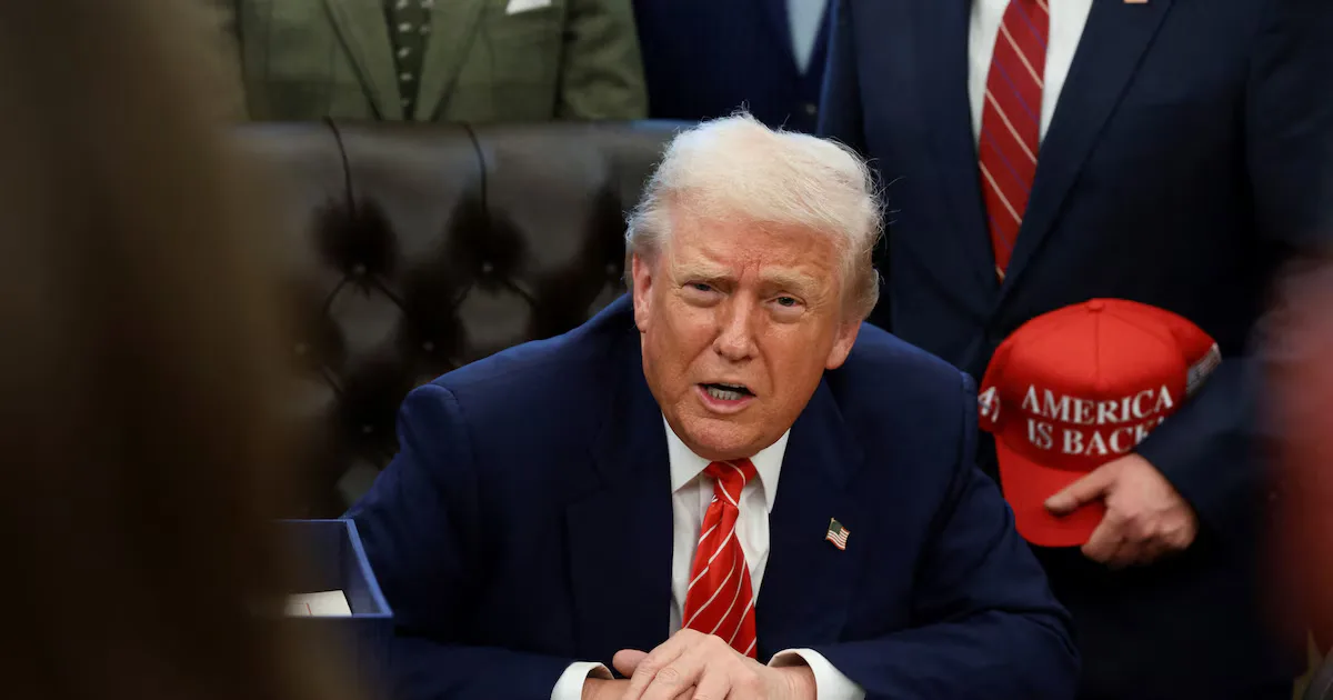 "El presidente Donald Trump durante la entrevista sobre Irán y su programa nuclear."