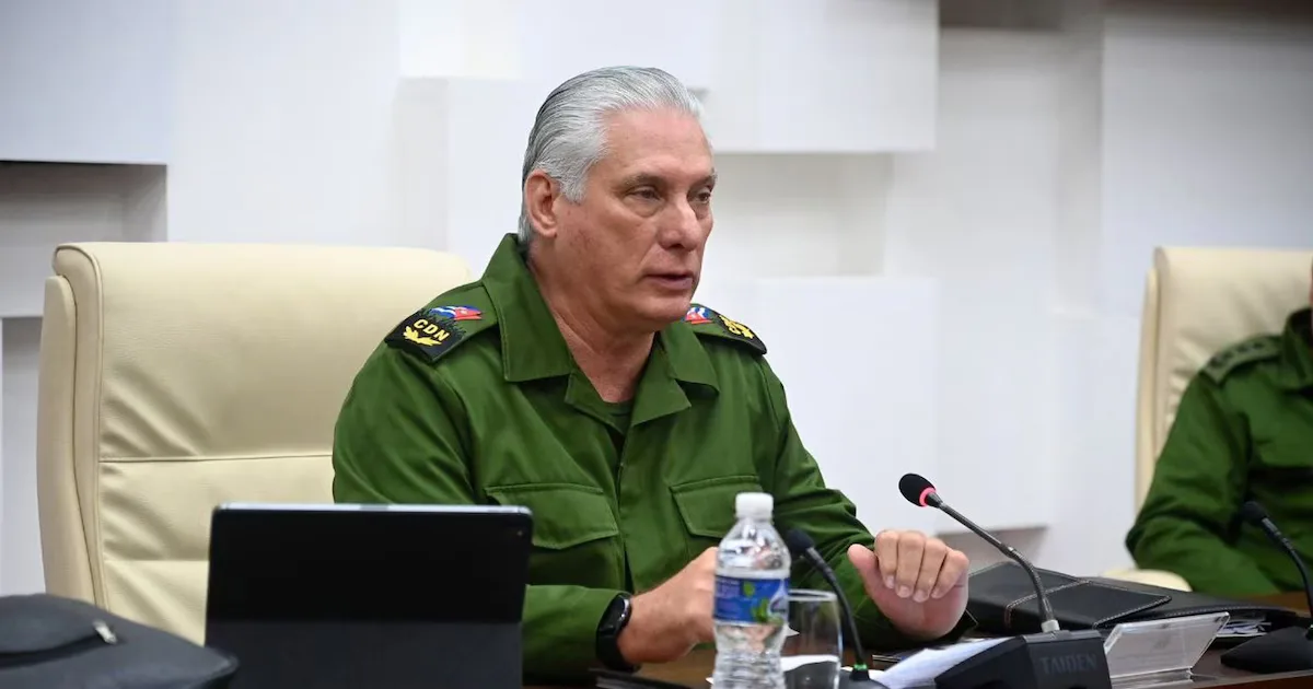 El presidente Donald Trump firma la orden ejecutiva sobre aranceles a Cuba.