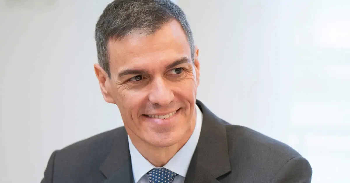 El presidente muestra su despacho y comparte su uso de incienso sándalo.