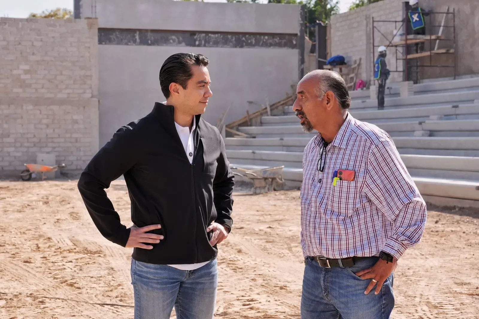 El presidente municipal Felifer Macías supervisa la construcción del auditorio escolar en Querétaro.