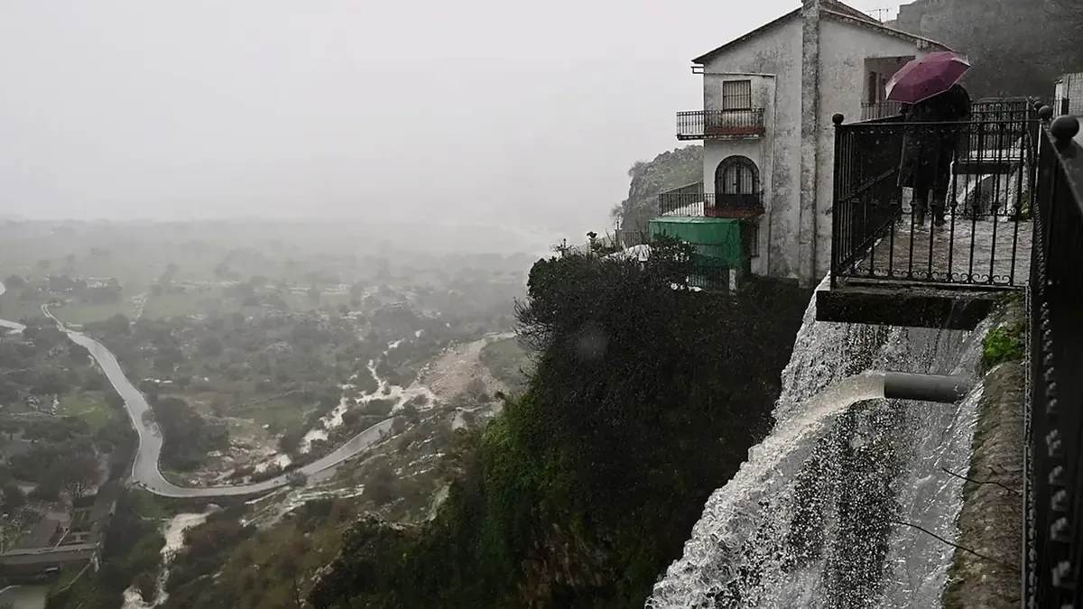 El presidente Pedro Sánchez promete apoyo continuo en la crisis climática en Andalucía tras intensas lluvias.