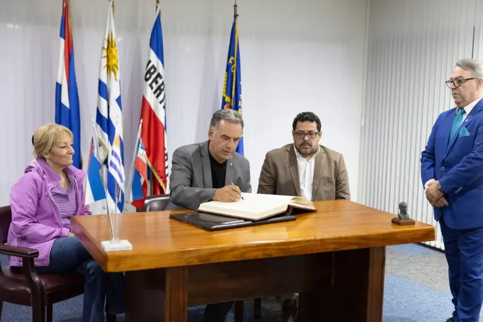 El presidente uruguayo abordó desafíos regionales y mantuvo reuniones bilaterales en Bogotá.