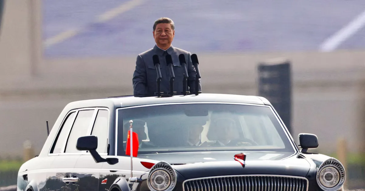"El presidente Xi Jinping supervisa un desfile militar en Beijing."