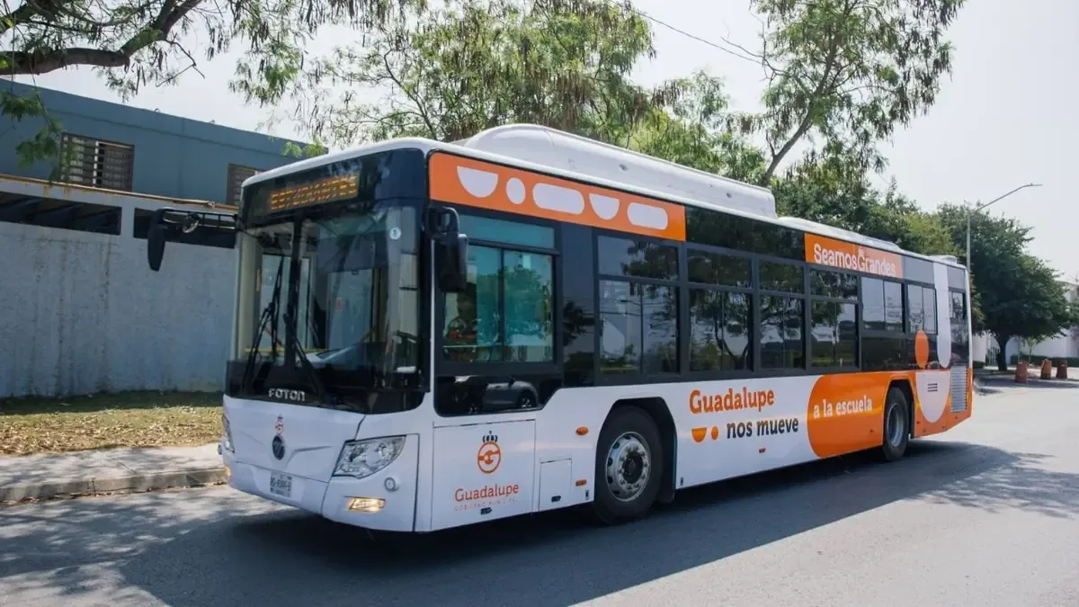 El programa "Guadalupe Nos Mueve a la Escuela" beneficia a jóvenes con transporte gratuito.