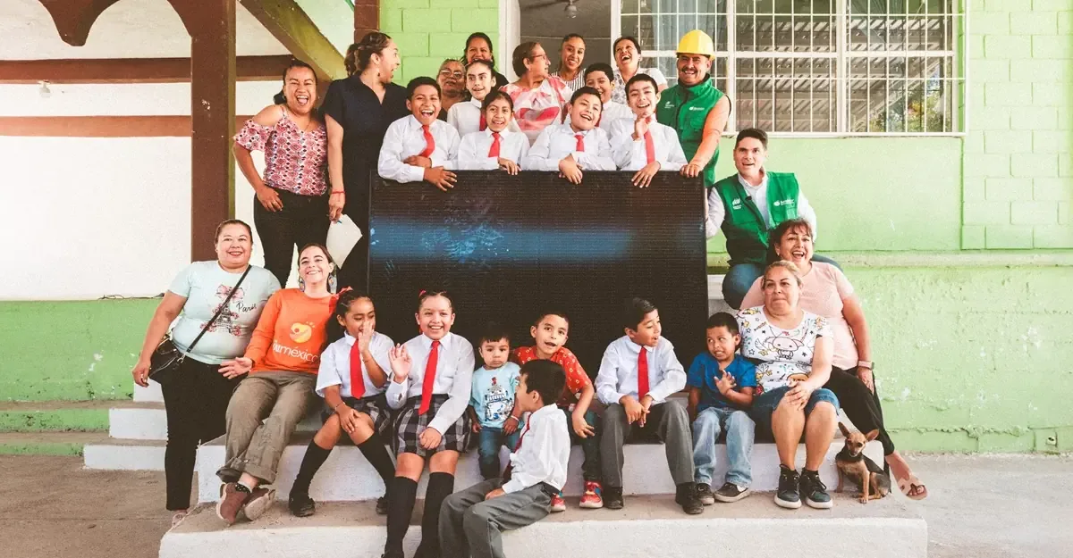 El programa Luces de Esperanza impulsa la educación y el acceso a energía limpia en comunidades.