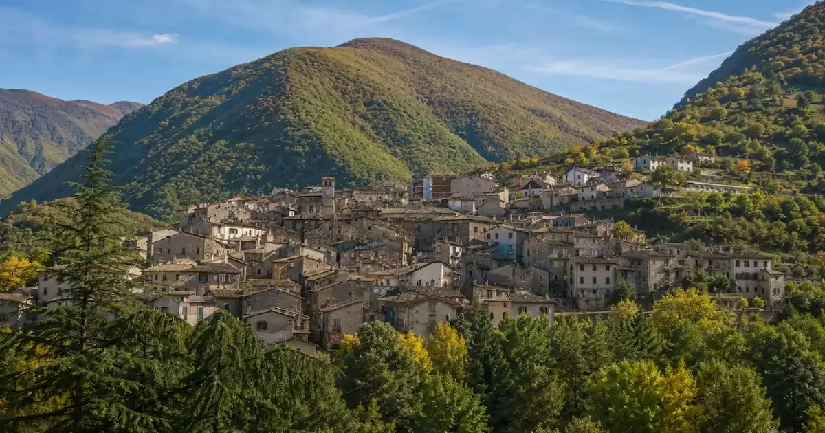 Santo Stefano di Sessanio, en Italia, busca revertir la despoblación atrayendo nuevos residentes jóvenes.