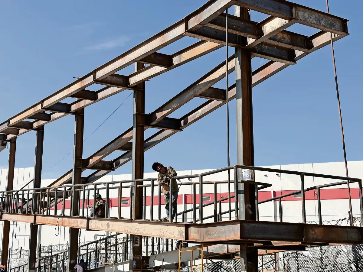 El puente peatonal de COCEM en Tultitlán permanece desmantelado a la espera de reconstrucción.