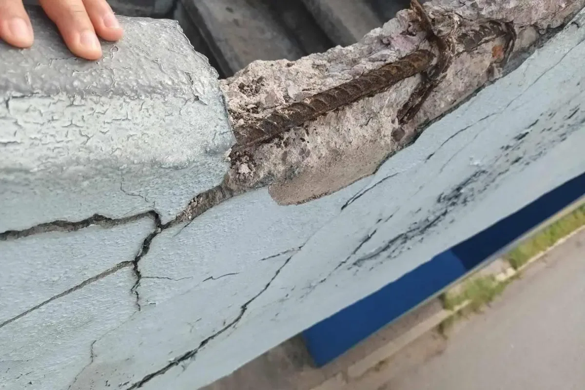 El puente peatonal frente a Infonavit Pirules en Aguascalientes, clausurado por riesgo de colapso.