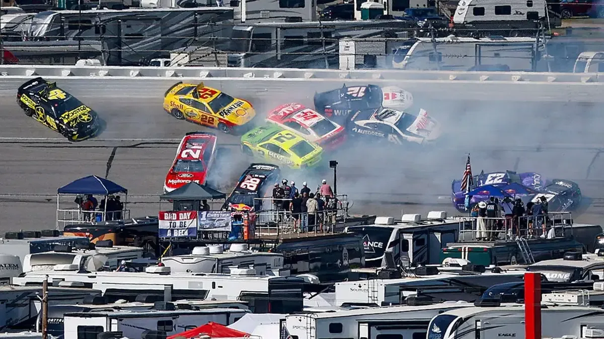 El reciente accidente involucró 26 vehículos y plantea dudas sobre la seguridad en NASCAR.