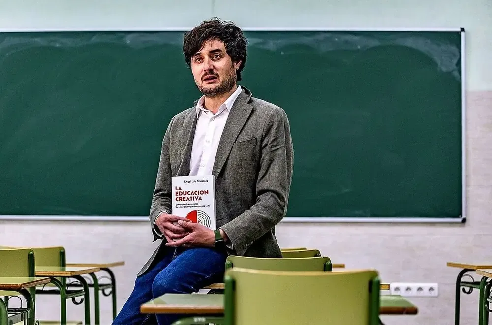 El reconocido docente español publica un libro sobre su experiencia en la educación y la importancia de la conexión con los alumnos.