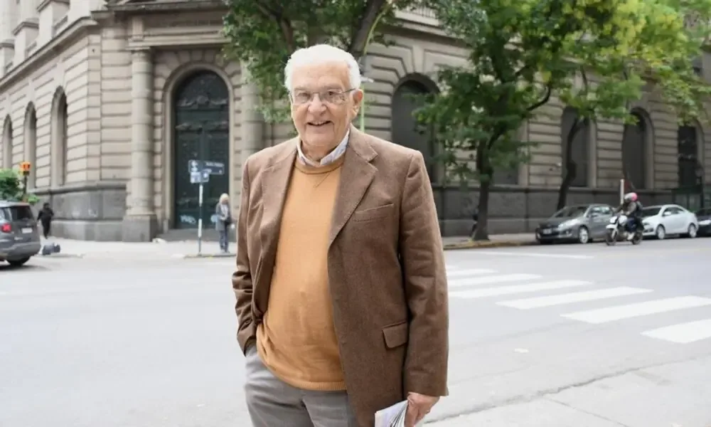 El reconocido periodista bahiense comparte su trayectoria y aprendizajes acumulados a lo largo de más de seis décadas.