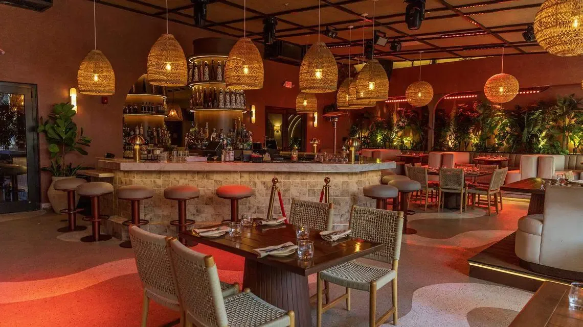 El renovado restaurante en Miami fusiona sabores mexicanos, asiáticos y mediterráneos.