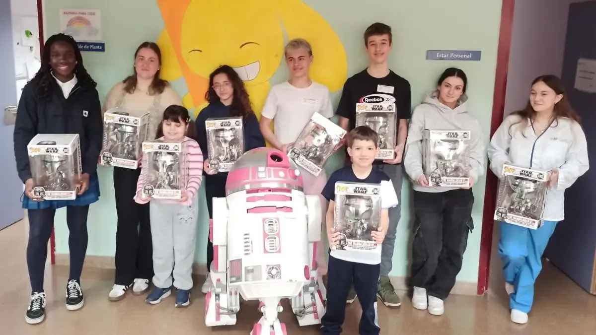 El robot Katy, inspirado en R2-D2, ofrece compañía a los pequeños pacientes.
