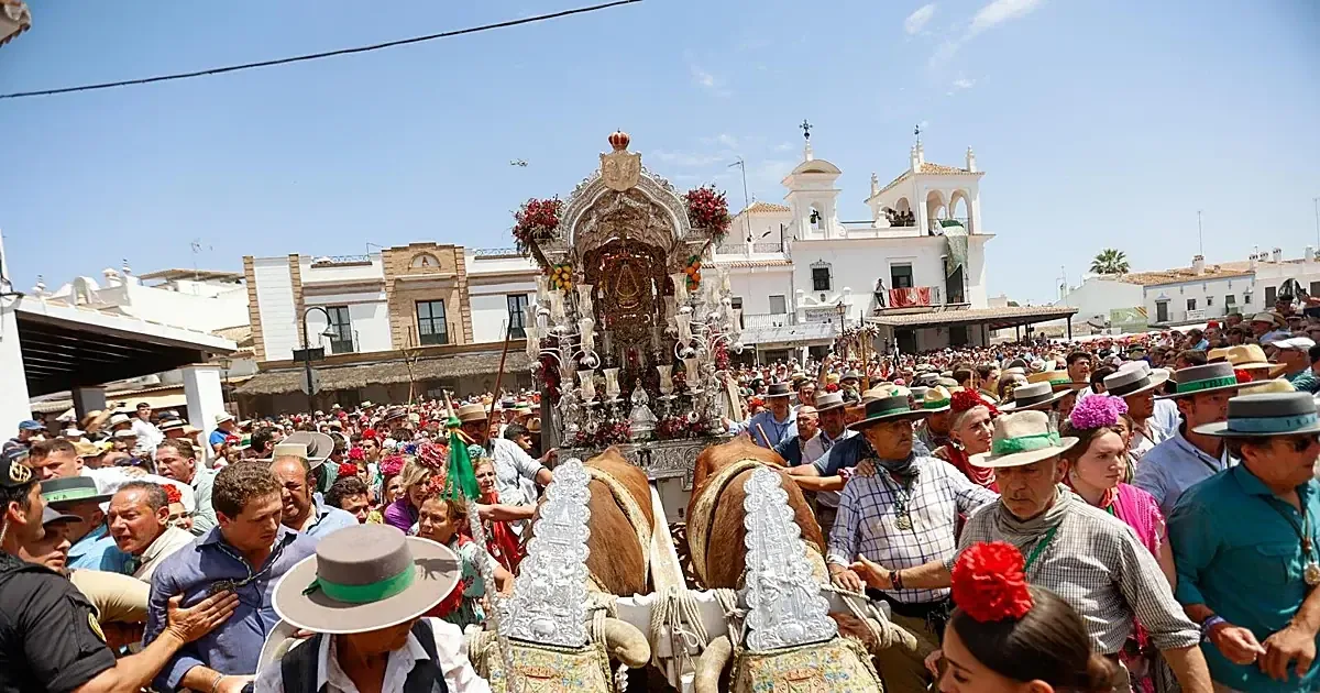La festividad de Pentecostés en la aldea almonteña sigue atrayendo multitudes, desafiando el calor con fervor religioso.