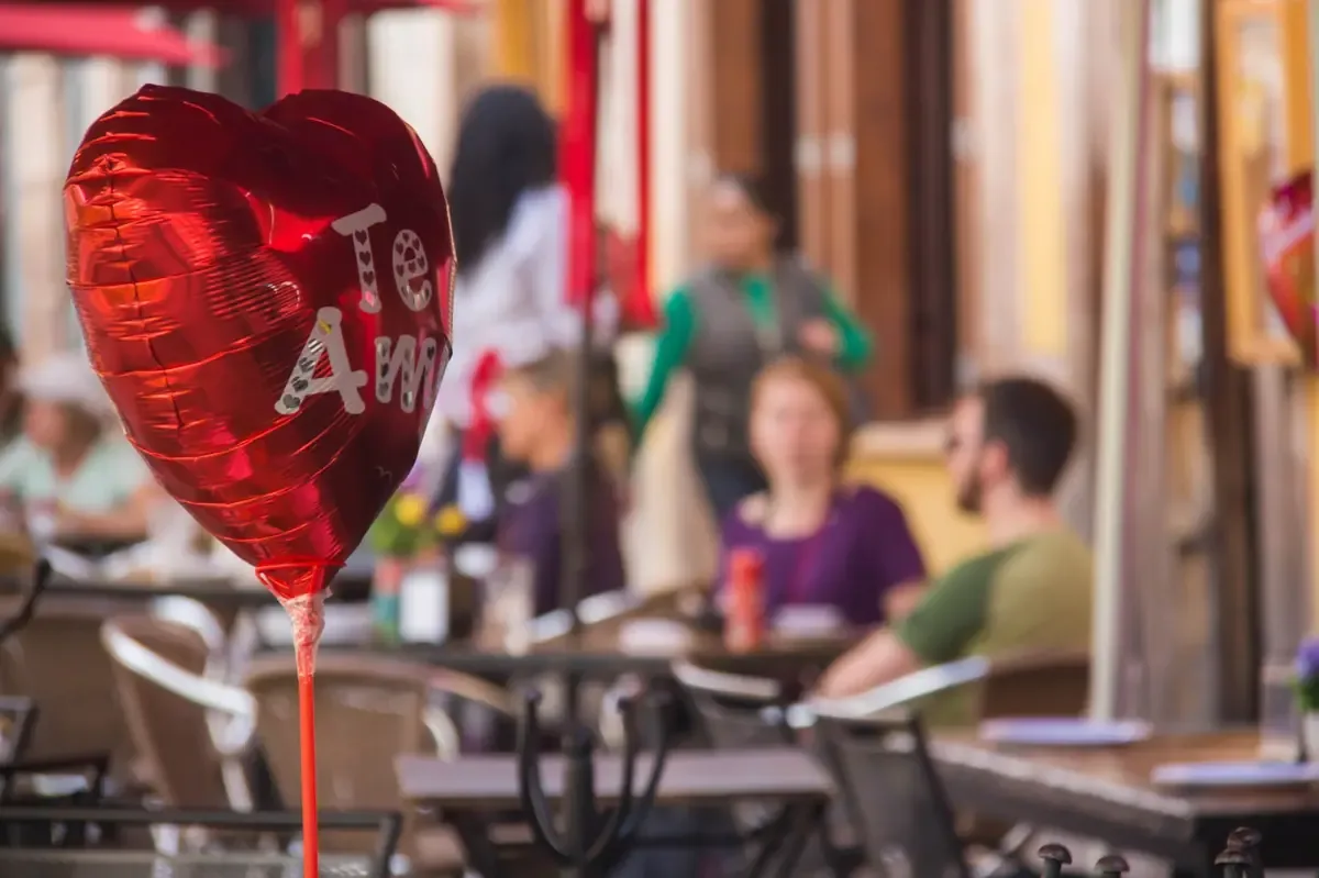 El romanticismo tradicional sigue vigente entre los jóvenes, quienes invierten en regalos clásicos este 14 de febrero.