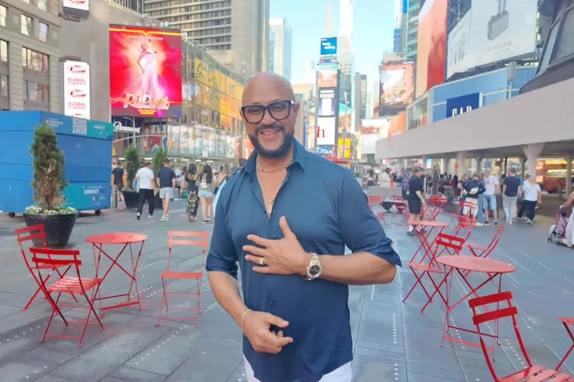 El salsero dominicano rinde homenaje a las mujeres colombianas en su nueva canción.