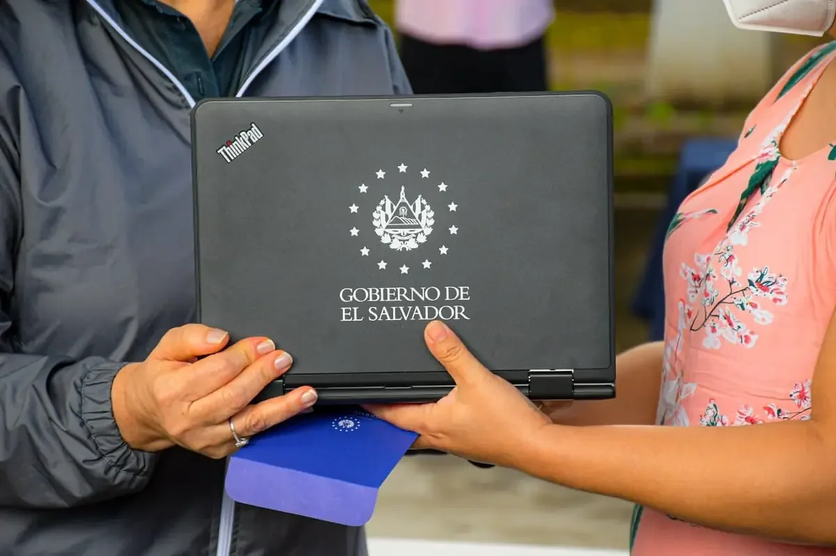 La nueva ley define un modelo educativo que integra tecnología y datos.