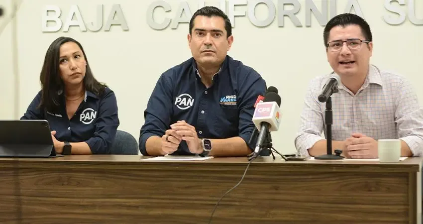 El secretario de Acción Juvenil del PAN, Eugenio Zamora, critica al gobernador de BCS.