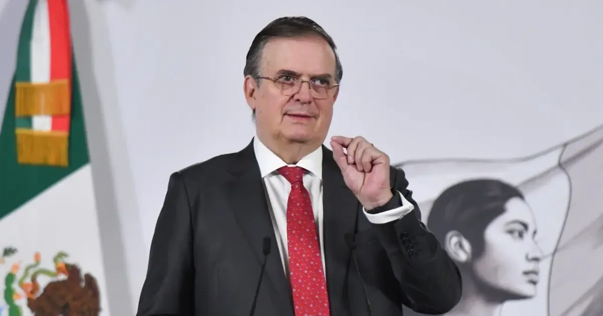 "El secretario de Hacienda, Marcelo Ebrard, durante su conferencia sobre el T-MEC."