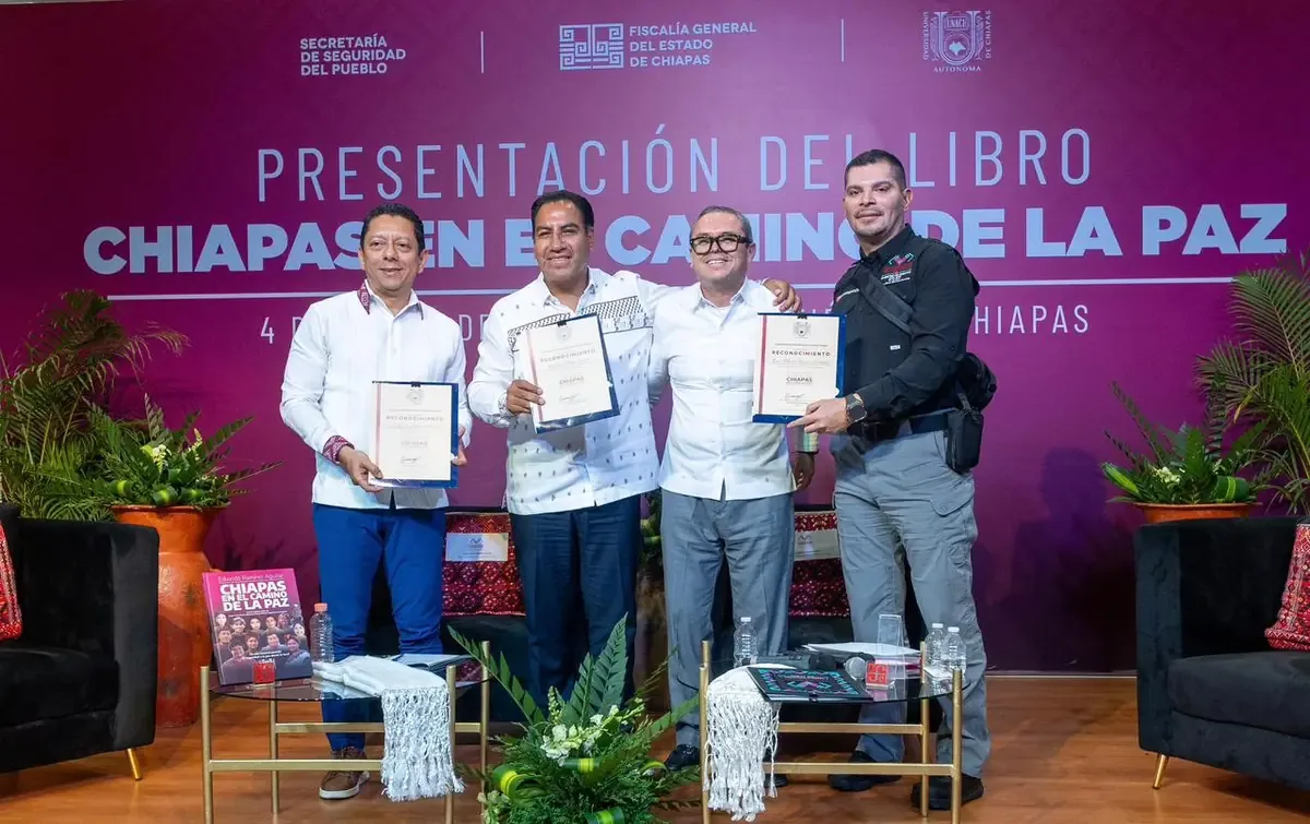 El secretario de Seguridad destaca la estrategia integral del gobierno estatal en la presentación de un nuevo libro.