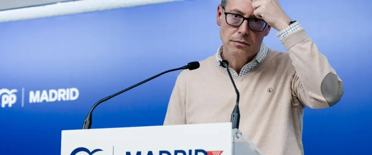 El secretario general del PP, Alfonso Serrano, defiende al partido frente a acusaciones de acoso laboral y sexual.