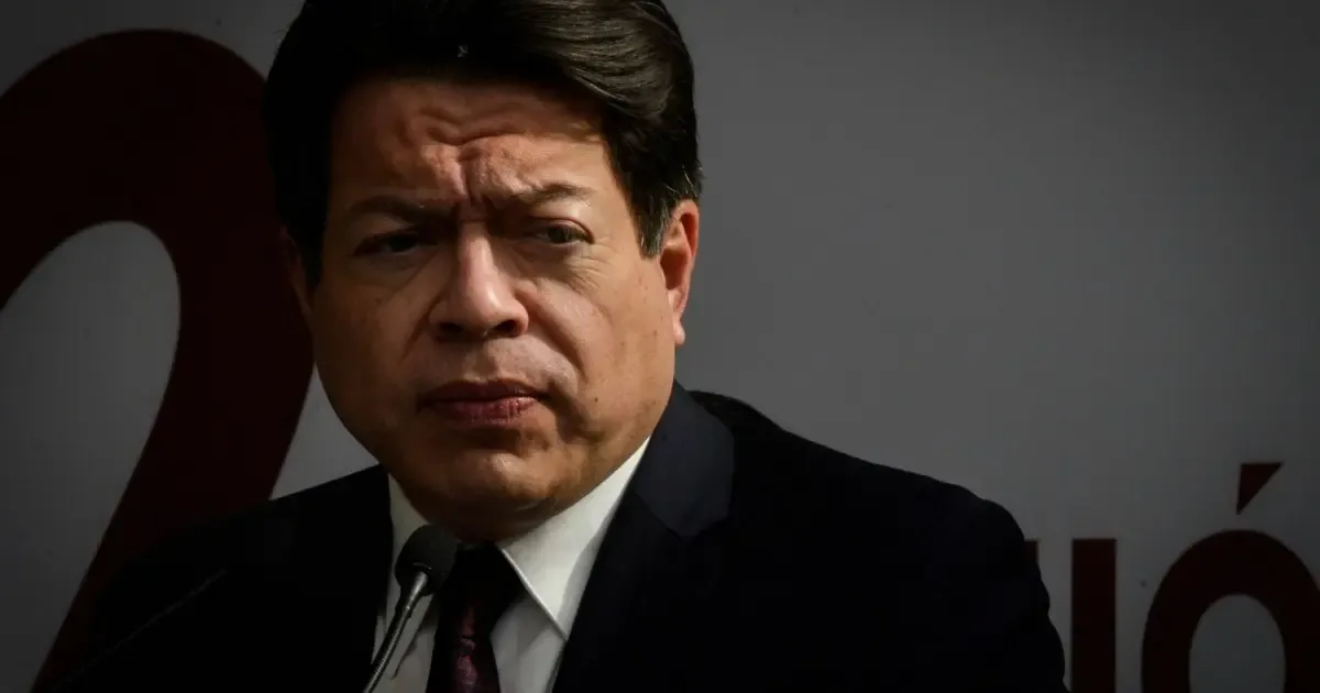 "El secretario Mario Delgado enfrenta el luto tras el asesinato de sus familiares."