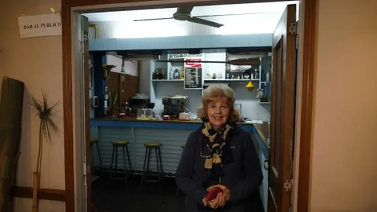 El bar Toujours en Rosario destaca por su ambiente nostálgico y deliciosa oferta gastronómica, mantenido por Mary durante décadas.
