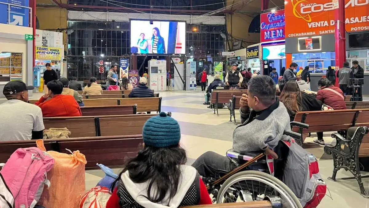 El sector de transporte sufre parálisis por bloqueo que afecta económicamente a la terminal de buses.