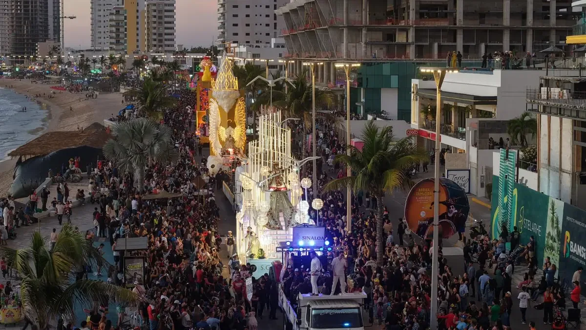El segundo desfile del Carnaval Internacional Mazatlán reúne multitudes en un ambiente festivo.