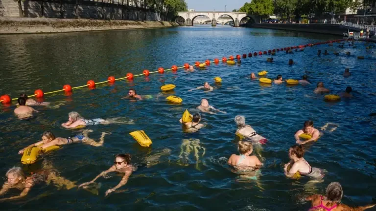 La natación vuelve al río en París gracias a un esfuerzo de limpieza ambiental.