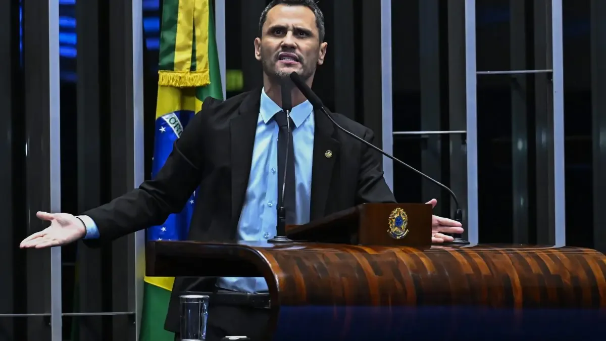 El senador Cleitinho Azevedo denuncia la falta de trabajo legislativo antes del feriado en Brasil.