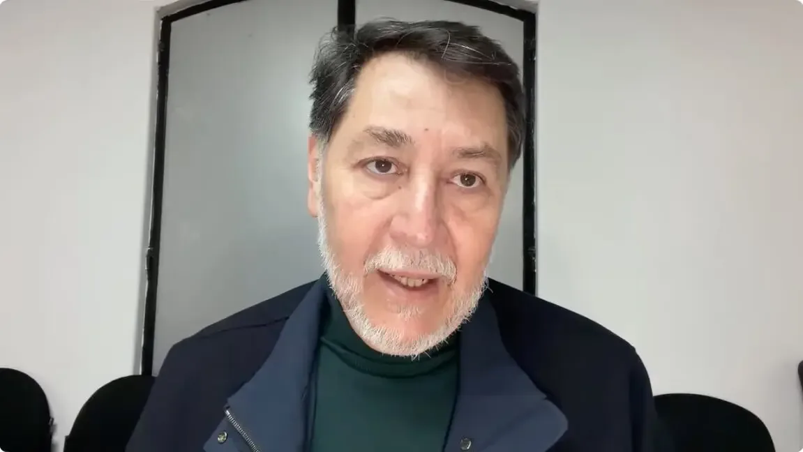 "El senador Gerardo Fernández Noroña durante su videocharla sobre el salón de belleza."