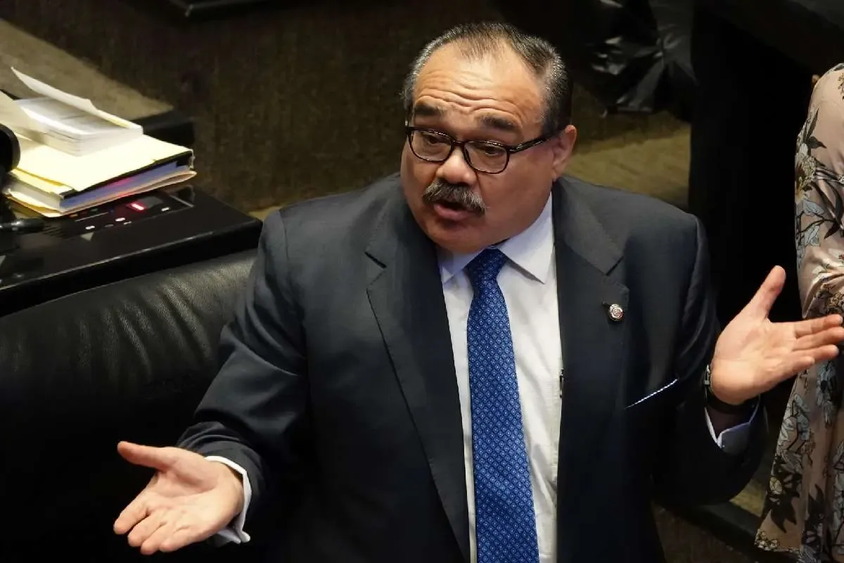 El senador Jorge Carlos Ramírez Marín expresa la postura del PVEM sobre la reforma electoral.