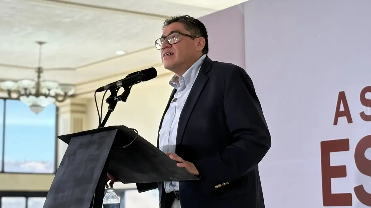 El senador reafirma su intención de representar a Morena en las próximas elecciones estatales, a pesar de las regulaciones antinepotismo.