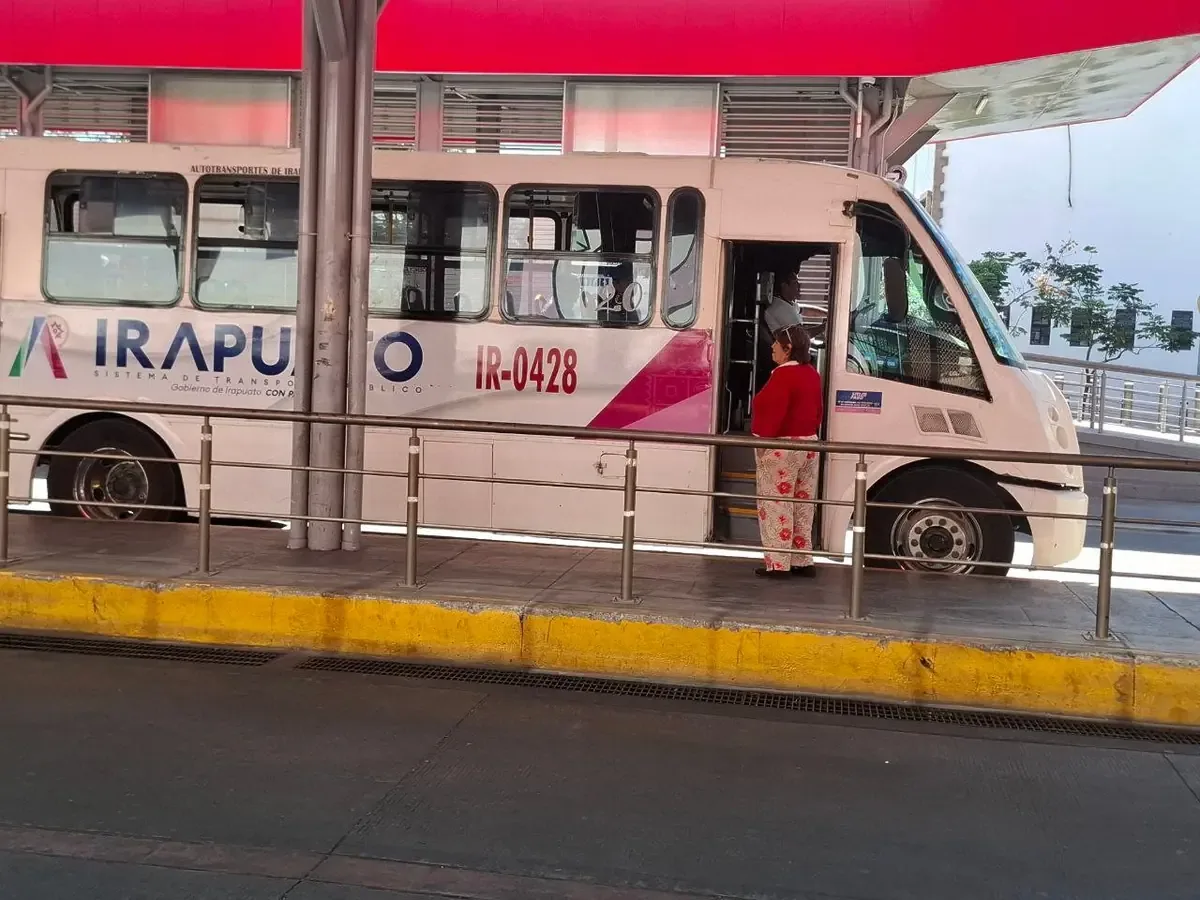 El servicio de transporte vuelve tras interrupción por hechos violentos en la ciudad.