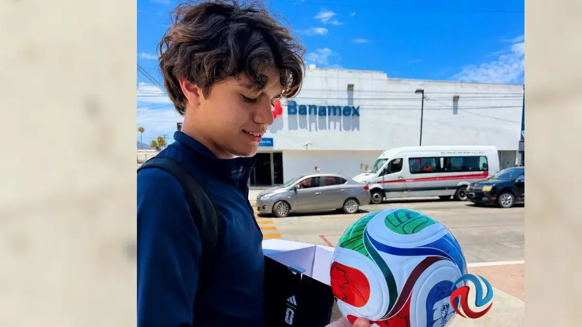 Un padre reflexiona sobre el valor de los momentos compartidos al jugar futbol con su hijo adolescente.