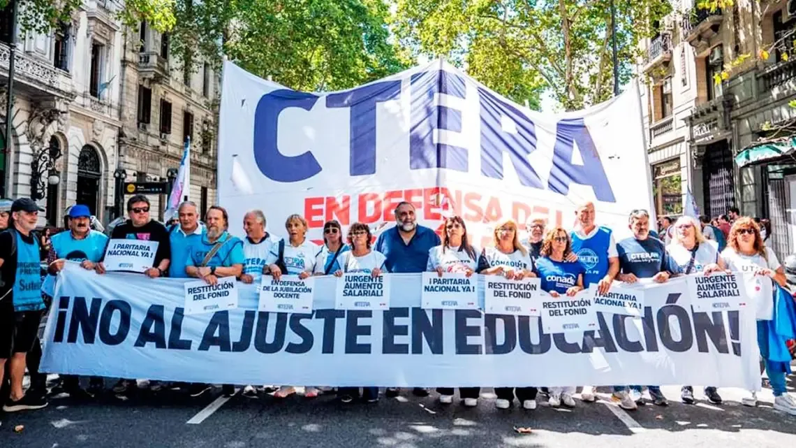El sistema educativo se ve afectado por recortes que comprometen el acceso y la calidad.