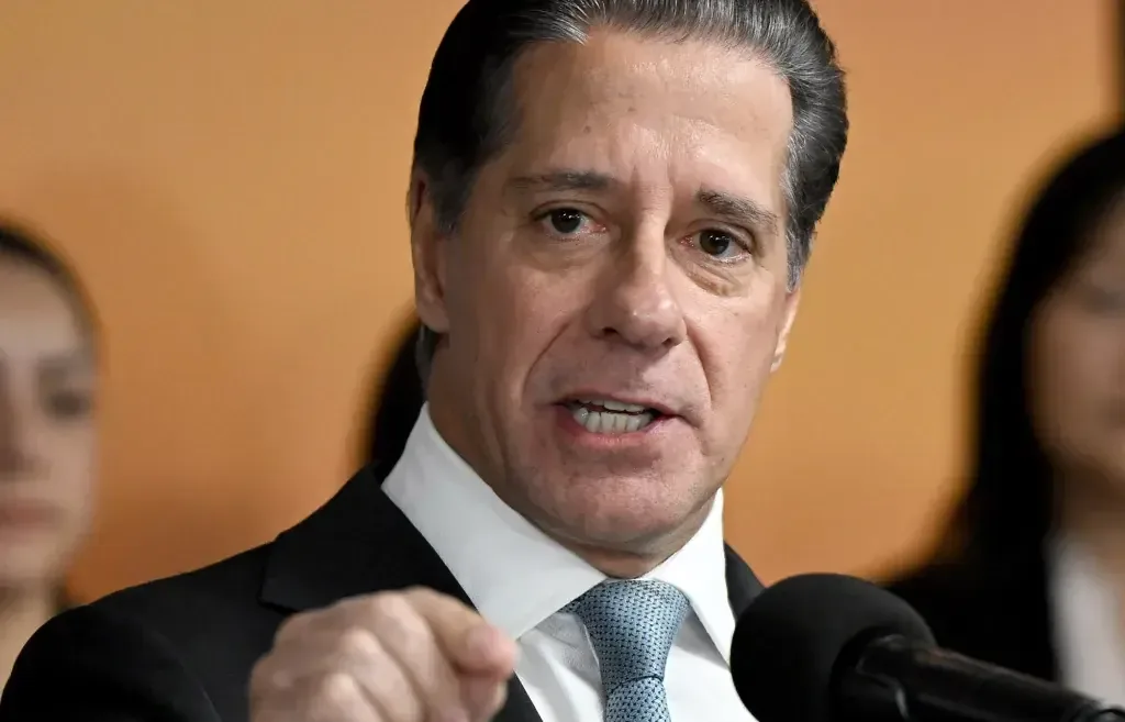 El Superintendente de LAUSD enfrenta una investigación federal tras el registro de su propiedad.