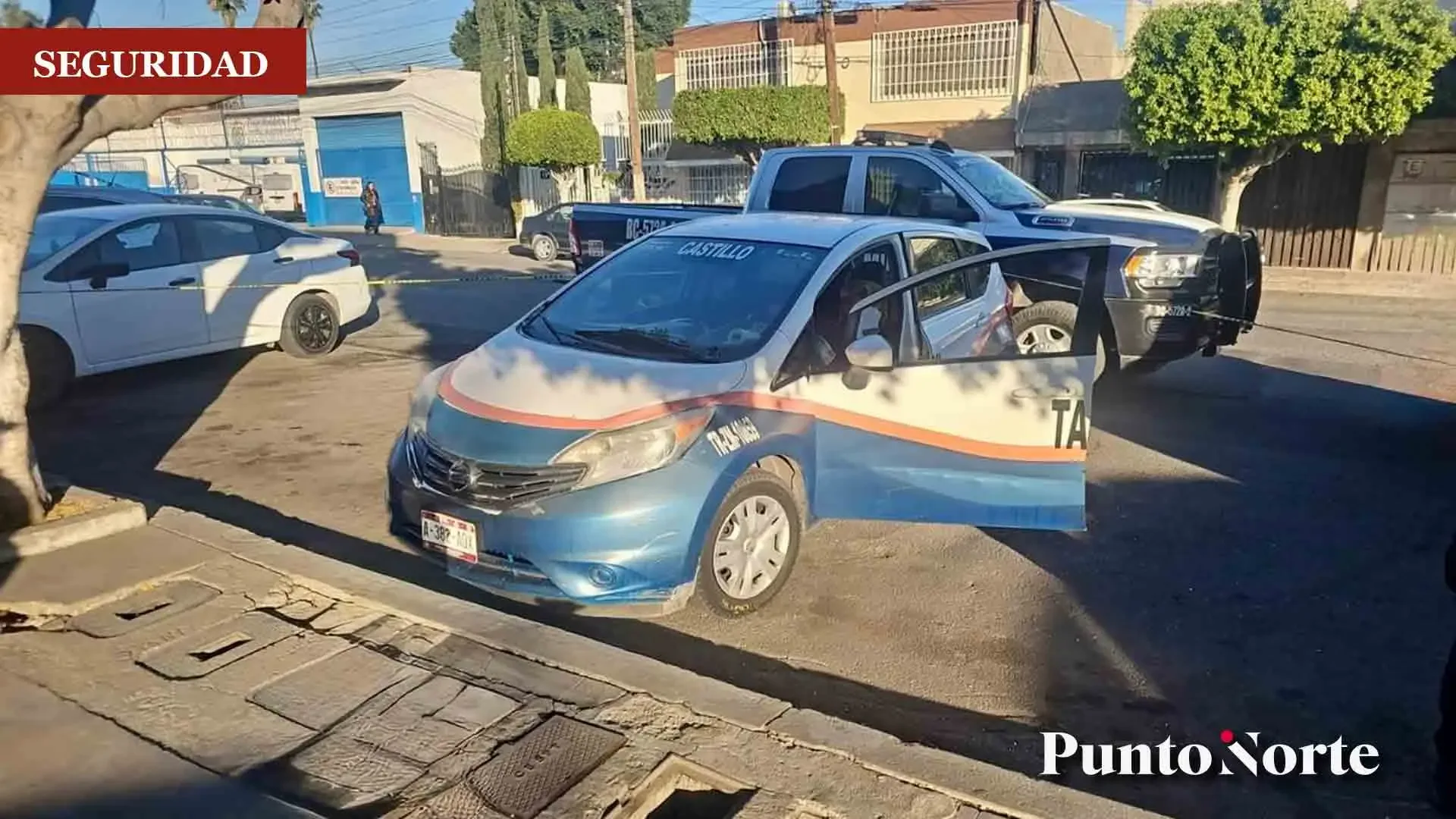 El taxi estacionado frente al parque Teniente Guerrero en Tijuana.