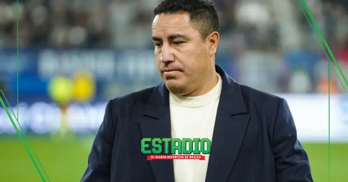 El técnico de Pumas enfrenta rumores de reemplazo después de una derrota importante.